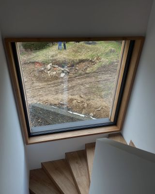 Obložení z masivního dubu kolem oken 🪵 📩 Máte zájem o podobné obložení? Napište mi do zpráv! #masivnidub #duboveoblozeni...