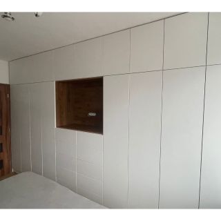 Vestavěná skříň na míru – maximální využití prostoru Vyrobil jsem vestavěnou skříň přesně na míru tak, aby dokonale...