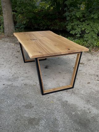 🔥 Novinka na webu – dubový jídelní stůl JESENÍK! Masivní dub v kombinaci s kovovou konstrukcí vyplněnou dřevem vytváří...